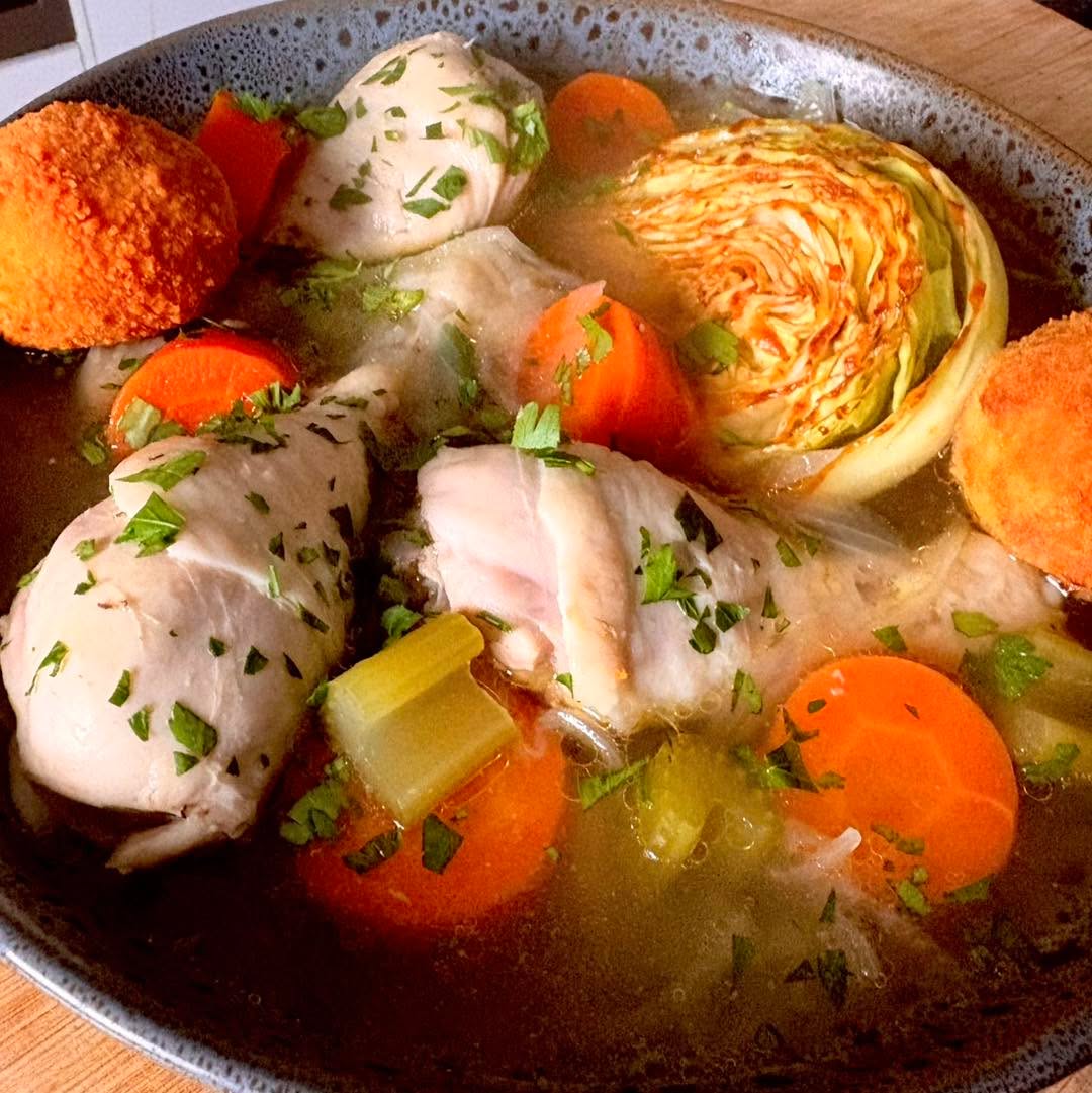 Tonight’s dinner and incoming video recipe was 👉 Chicken Stockpot with Parmesan & Parsley Potato Balls, all gluten-free 🤤👌

#chicken #stockpot #potatoballs #comfortfood topfans