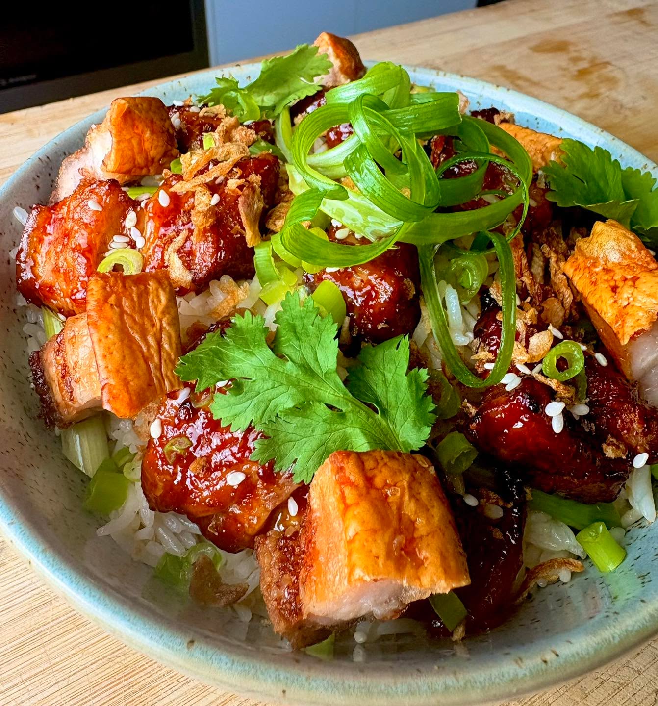 Last nights dinner at home… and this one was an absolute winner! 🤤

Crispy pork rashers with the fatty bits cut off and cooked down into crunchy crackling, served with my sesame ginger rice.

The rice is a little different too. It’s cooked somewhere between a risotto and traditional steamed rice, then finished with the white part of the spring onions stirred through while it’s still hot.

To finish it off, I topped it with the green spring onions, coriander, crispy fried shallots and a sprinkle of sesame seeds.

Simple. Quick. Packed with flavour. Bloody delicious.

If you’d like me to share exactly how I make the sesame ginger rice, let me know in the comments and I’ll put the recipe together. 👌 BLOODY YUM 🤤 

topfans #pork #rice #sesame #glutenfree