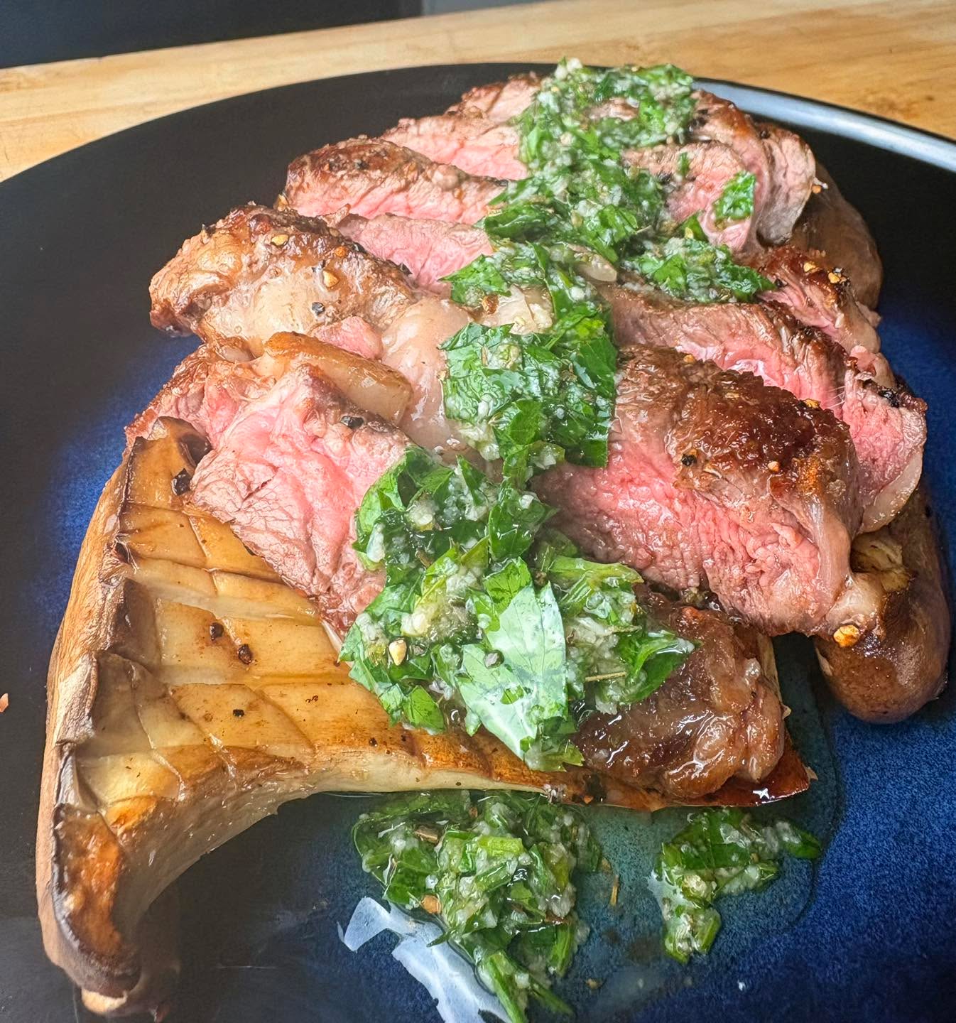 Eye Fillet with Fancy Mushrooms & Chimichurri, Bloody Yum 🤤 

#eyefillet #lunch #Chimichurri #mushrooms