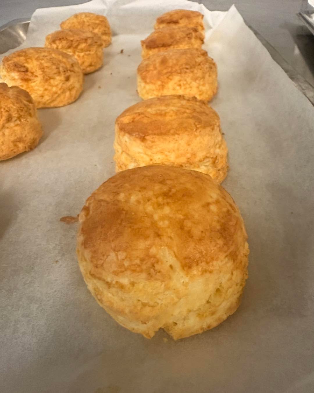 Today at work I pumped out about 70 gluten-free scones… and look, anyone that knows me knows I’m not a baker. Like, at all. Baking’s just not my thing.

But somehow I pulled this one off and ended up with a recipe that actually scales properly for commercial use.

This is how they turned out — honestly, I don’t reckon it’s a bad effort.

Still not calling myself a baker though 😅. So, how did I do?👇

@followers #glutenfree #scones #glutenfreebaker