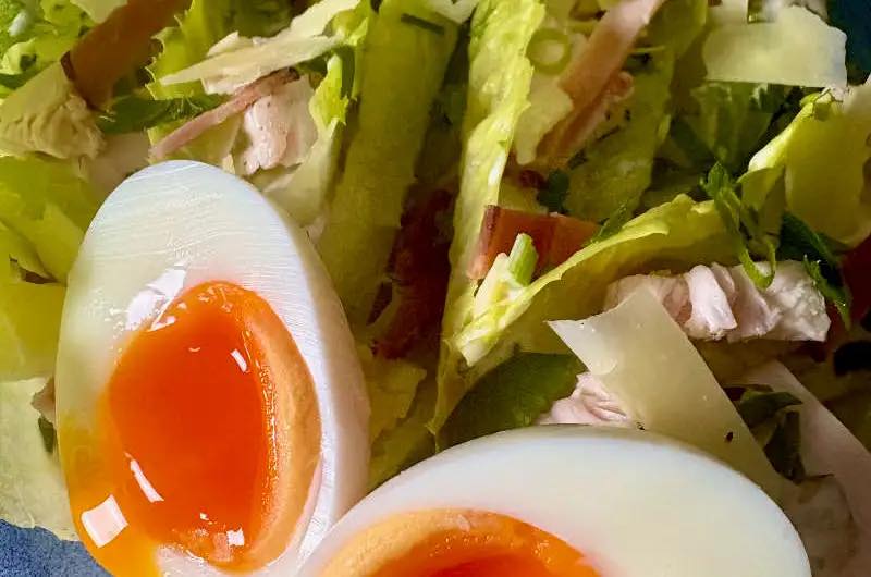 Summer is finally here in Australia 🇦🇺 so it’s time to get your salad game on!!!

Get my recipe 👉 https://checooper.com/easy-chicken-caesar-salad/#wpzoom-premium-recipe-card

#chickencaesarsalad